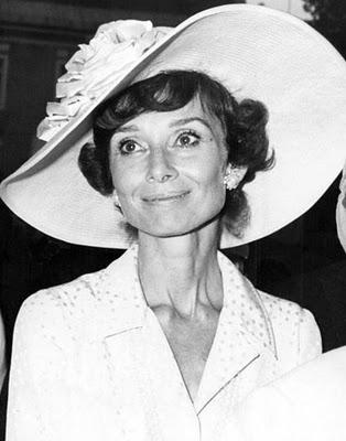 AUDREY HEPBURN Y EL ARTE DE VESTIR LA CABEZA AUDREY HEPBURN Y EL ARTE DE VESTIR LA CABEZA