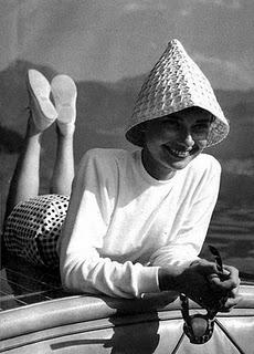 AUDREY HEPBURN Y EL ARTE DE VESTIR LA CABEZA AUDREY HEPBURN Y EL ARTE DE VESTIR LA CABEZA