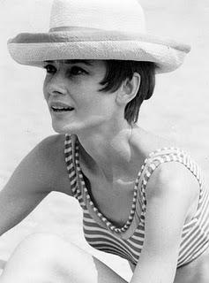 AUDREY HEPBURN Y EL ARTE DE VESTIR LA CABEZA AUDREY HEPBURN Y EL ARTE DE VESTIR LA CABEZA