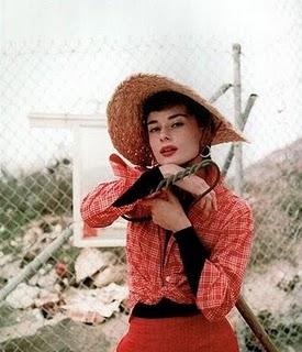 AUDREY HEPBURN Y EL ARTE DE VESTIR LA CABEZA AUDREY HEPBURN Y EL ARTE DE VESTIR LA CABEZA