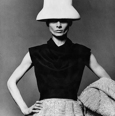 AUDREY HEPBURN Y EL ARTE DE VESTIR LA CABEZA AUDREY HEPBURN Y EL ARTE DE VESTIR LA CABEZA