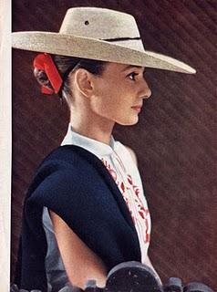 AUDREY HEPBURN Y EL ARTE DE VESTIR LA CABEZA AUDREY HEPBURN Y EL ARTE DE VESTIR LA CABEZA