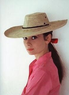 AUDREY HEPBURN Y EL ARTE DE VESTIR LA CABEZA AUDREY HEPBURN Y EL ARTE DE VESTIR LA CABEZA