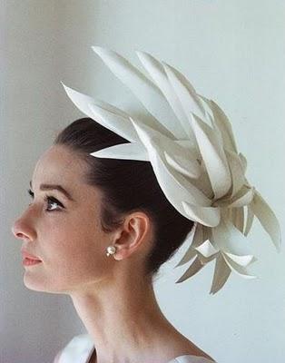 AUDREY HEPBURN Y EL ARTE DE VESTIR LA CABEZA AUDREY HEPBURN Y EL ARTE DE VESTIR LA CABEZA