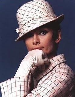 AUDREY HEPBURN Y EL ARTE DE VESTIR LA CABEZA AUDREY HEPBURN Y EL ARTE DE VESTIR LA CABEZA