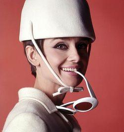 AUDREY HEPBURN Y EL ARTE DE VESTIR LA CABEZA AUDREY HEPBURN Y EL ARTE DE VESTIR LA CABEZA