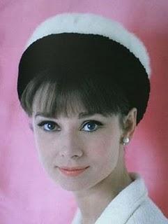 AUDREY HEPBURN Y EL ARTE DE VESTIR LA CABEZA AUDREY HEPBURN Y EL ARTE DE VESTIR LA CABEZA