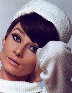 AUDREY HEPBURN Y EL ARTE DE VESTIR LA CABEZA AUDREY HEPBURN Y EL ARTE DE VESTIR LA CABEZA