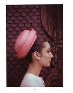 AUDREY HEPBURN Y EL ARTE DE VESTIR LA CABEZA AUDREY HEPBURN Y EL ARTE DE VESTIR LA CABEZA
