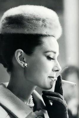 AUDREY HEPBURN Y EL ARTE DE VESTIR LA CABEZA AUDREY HEPBURN Y EL ARTE DE VESTIR LA CABEZA