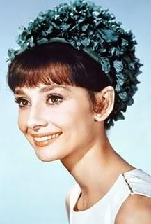 AUDREY HEPBURN Y EL ARTE DE VESTIR LA CABEZA AUDREY HEPBURN Y EL ARTE DE VESTIR LA CABEZA