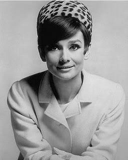 AUDREY HEPBURN Y EL ARTE DE VESTIR LA CABEZA AUDREY HEPBURN Y EL ARTE DE VESTIR LA CABEZA