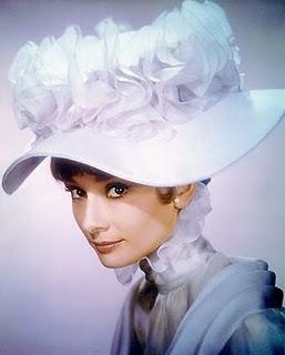 AUDREY HEPBURN Y EL ARTE DE VESTIR LA CABEZA AUDREY HEPBURN Y EL ARTE DE VESTIR LA CABEZA