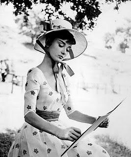 AUDREY HEPBURN Y EL ARTE DE VESTIR LA CABEZA AUDREY HEPBURN Y EL ARTE DE VESTIR LA CABEZA
