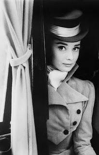 AUDREY HEPBURN Y EL ARTE DE VESTIR LA CABEZA AUDREY HEPBURN Y EL ARTE DE VESTIR LA CABEZA
