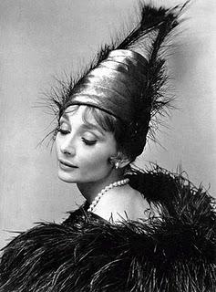 AUDREY HEPBURN Y EL ARTE DE VESTIR LA CABEZA AUDREY HEPBURN Y EL ARTE DE VESTIR LA CABEZA