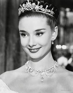 AUDREY HEPBURN Y EL ARTE DE VESTIR LA CABEZA AUDREY HEPBURN Y EL ARTE DE VESTIR LA CABEZA