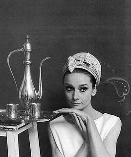AUDREY HEPBURN Y EL ARTE DE VESTIR LA CABEZA AUDREY HEPBURN Y EL ARTE DE VESTIR LA CABEZA