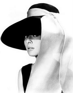 AUDREY HEPBURN Y EL ARTE DE VESTIR LA CABEZA AUDREY HEPBURN Y EL ARTE DE VESTIR LA CABEZA