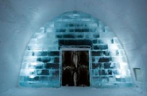 Hotel_Hielo_20845_photo_608x608 La entrada del ICEHOTEL vista desde el interior. Autor: Ben Nilsson/Big Ben Productions. LugaresdeViaje.com / LaNacion.com