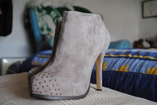 LOCA POR LOS BOTIES / CRAZY FOR BOOTIES LOCA POR LOS BOTIES / CRAZY FOR BOOTIES