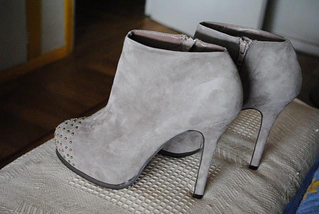 LOCA POR LOS BOTIES / CRAZY FOR BOOTIES LOCA POR LOS BOTIES / CRAZY FOR BOOTIES