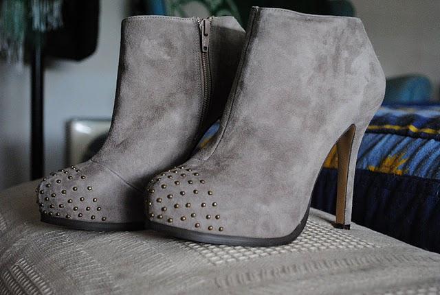 LOCA POR LOS BOTIES / CRAZY FOR BOOTIES LOCA POR LOS BOTIES / CRAZY FOR BOOTIES