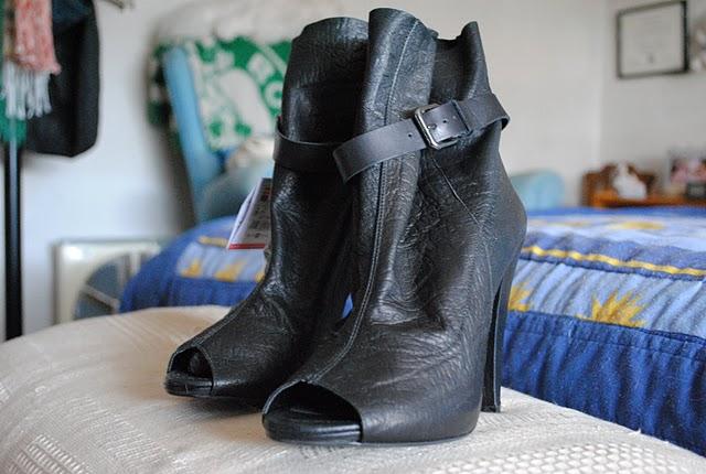 LOCA POR LOS BOTIES / CRAZY FOR BOOTIES LOCA POR LOS BOTIES / CRAZY FOR BOOTIES