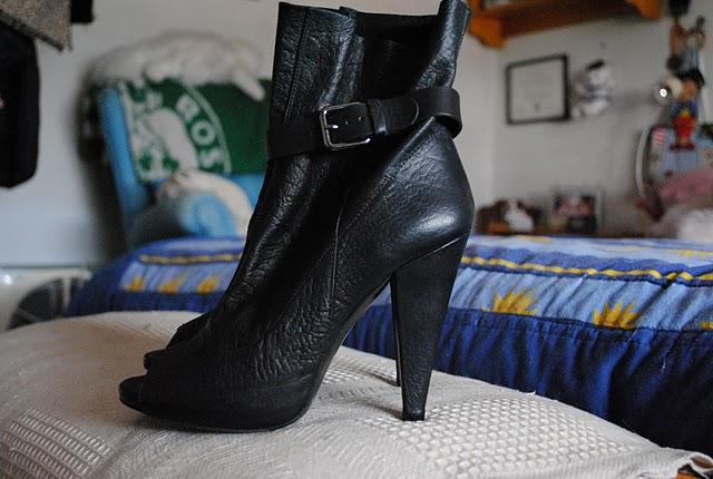 LOCA POR LOS BOTIES / CRAZY FOR BOOTIES LOCA POR LOS BOTIES / CRAZY FOR BOOTIES