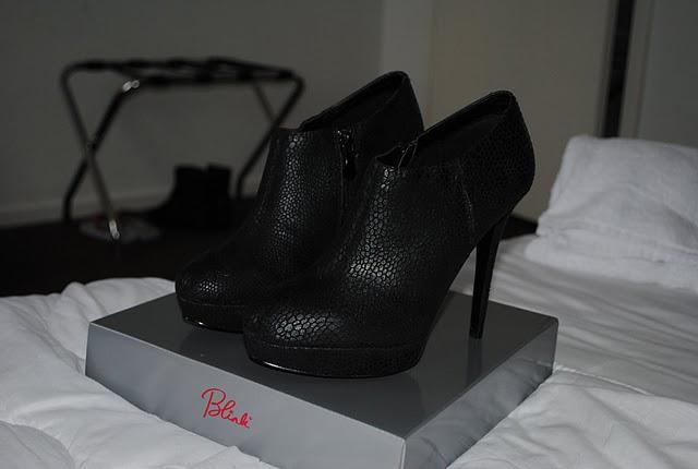 LOCA POR LOS BOTIES / CRAZY FOR BOOTIES LOCA POR LOS BOTIES / CRAZY FOR BOOTIES
