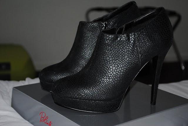 LOCA POR LOS BOTIES / CRAZY FOR BOOTIES LOCA POR LOS BOTIES / CRAZY FOR BOOTIES
