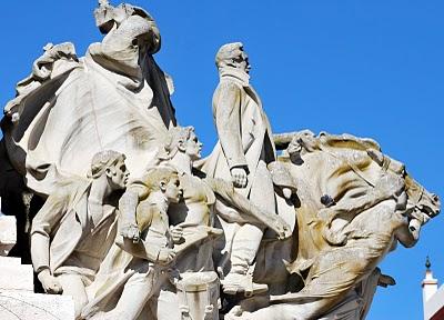 Un bicentenario traicionado, un recuerdo monumental y una ciudad invicta.