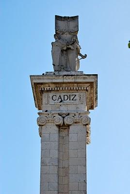 Un bicentenario traicionado, un recuerdo monumental y una ciudad invicta.