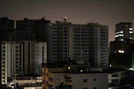 Foto: así se ven los edificios durante apagón en bello monte y parte de chacaito 11:35 PM 24M