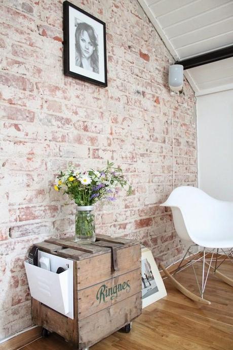 Un salón con pared de ladrillos y pinceladas en Mint! Un salón con pared de ladrillos y pinceladas en Mint!