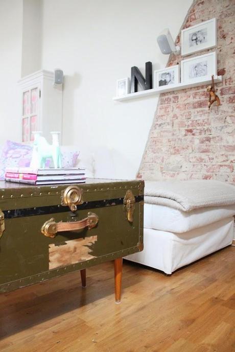 Un salón con pared de ladrillos y pinceladas en Mint! Un salón con pared de ladrillos y pinceladas en Mint!