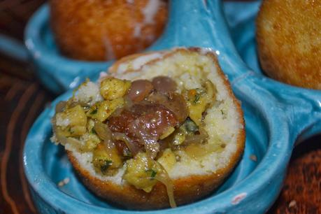 Bombas de cuscús rellenas de pollo, pasas y cebolla caramelizada con mayonesa de almendras