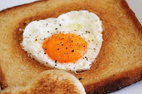 Tostada francesa con huevos y bacón para San Valentín. Tostada francesa con huevos y bacón para San Valentín.