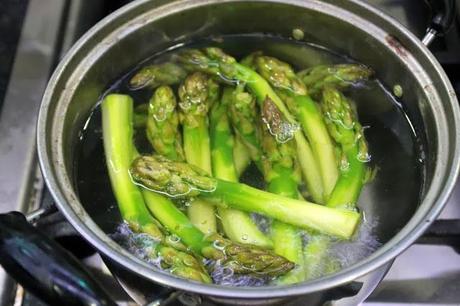 Vieiras a la plancha con espárragos y salsa holandesa Vieiras a la plancha con espárragos y salsa holandesa