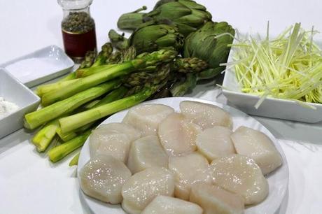 Vieiras a la plancha con espárragos y salsa holandesa Vieiras a la plancha con espárragos y salsa holandesa