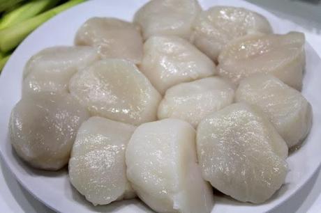 Vieiras a la plancha con espárragos y salsa holandesa Vieiras a la plancha con espárragos y salsa holandesa