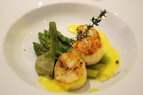 Vieiras a la plancha con espárragos y salsa holandesa Vieiras a la plancha con espárragos y salsa holandesa