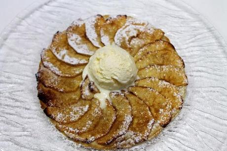 Tarta caliente de manzana con helado de vainilla Tarta caliente de manzana con helado de vainilla