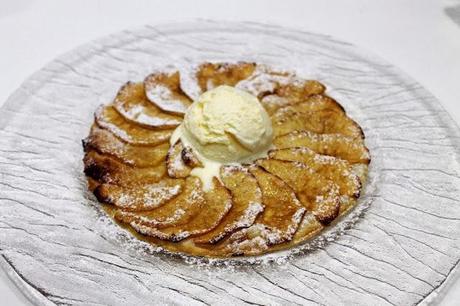 Tarta caliente de manzana con helado de vainilla Tarta caliente de manzana con helado de vainilla