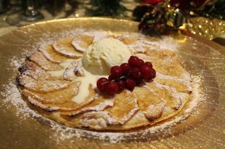 Tarta caliente de manzana con helado de vainilla Tarta caliente de manzana con helado de vainilla