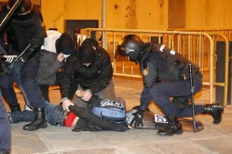 22- M. Dignidad contra indignidad, manipulación, capuchas y capuchas Foto: Os voy a contar lo que vi ayer con mis propios ojos. Minutos antes de que acabara la manifestación decidimos volver para la zona donde nos iba a recoger el autobús (menos mal). Había gente de diferentes zonas de España esperando a los autobuses para volver a casa, cansados y tranquilos. Cuando de repente empiezan a llegar furgones de los antidisturbios a formar filas delante nuestra. Nosotros no entendíamos nada puesto que allí no había ningún problema. De repente un chaval joven, se coloca detrás de un kiosco con un pasamontañas hasta los ojos. Observando a la gente que pasaba. Se acercan a él uno de los grupos que estaban esperando el autobús le pidió que se bajara el pasamontañas, tranquilamente, varias veces, hasta que accedió. Cuál fue la sorpresa? Que tenía dos banderas de España pintadas en la cara (que según mi parecer era un identificador para reconocerlo) y un pinganillo en la oreja. Asustado, mira hacia los lados y al ver que no había ningún compañero se va corriendo hacia sus compañeros. Qué casualidad que pasados diez minutos de que se desenmascarara a este, se van los antidisturbios. Buscaba lío. Esto lo he visto con mis propios ojos. Me gustaría saber si algún asistente más ha visto algo como esto. Testimonio de Delia Villar Rodriguez.