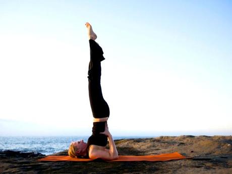 YOGA EN CASA: CÓMO HACER LA POSTURA SARVANGASANA O VELA