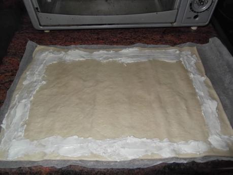 PIZZA DE SALMÓN CON BORDE DE QUESO PIZZA DE SALMÓN CON BORDE DE QUESO