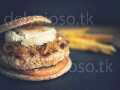 Hamburguesa con Rulo de Cabra y Cebolla Caramelizada