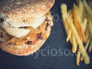 Hamburguesa con Rulo de Cabra y Cebolla Caramelizada